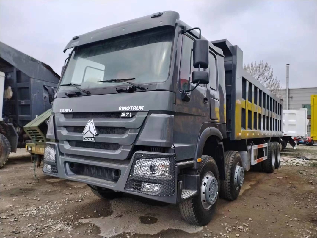 مستعملة شاحنات قلابة سوداء اللون 371hp 8 × 4 HOWO ZZ3317 كابينة سقف مسطح تحميل مصنّف 15.5t