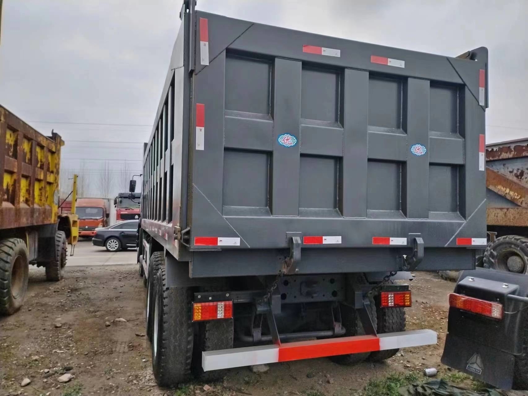 مستعملة شاحنات قلابة سوداء اللون 371hp 8 × 4 HOWO ZZ3317 كابينة سقف مسطح تحميل مصنّف 15.5t