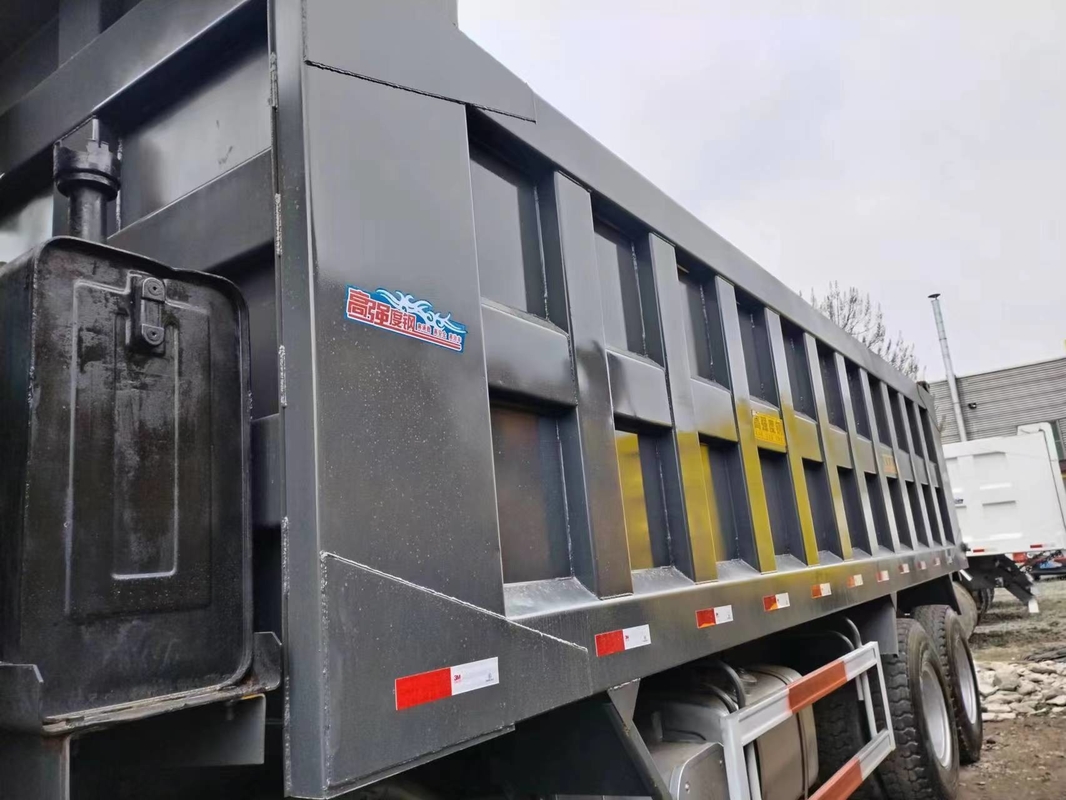 مستعملة شاحنات قلابة سوداء اللون 371hp 8 × 4 HOWO ZZ3317 كابينة سقف مسطح تحميل مصنّف 15.5t