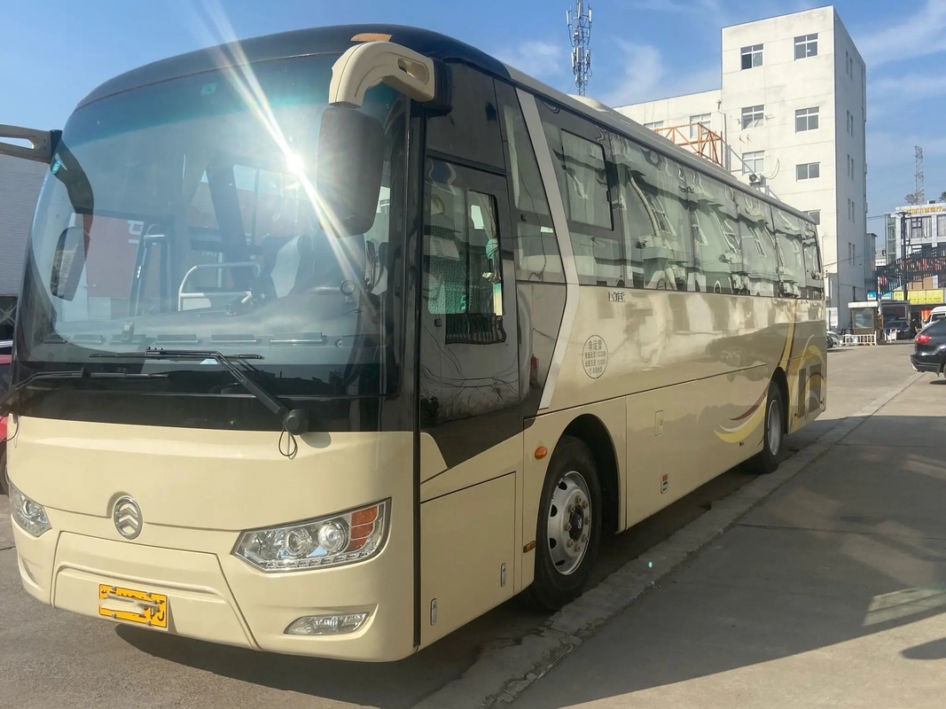 تستخدم حافلة النقل بالباب الأوسط نافذة مانعة للتسرب Yuchai Engine 46 مقعدًا 2018 السنة الثانية اليد الذهبية التنين XML6102