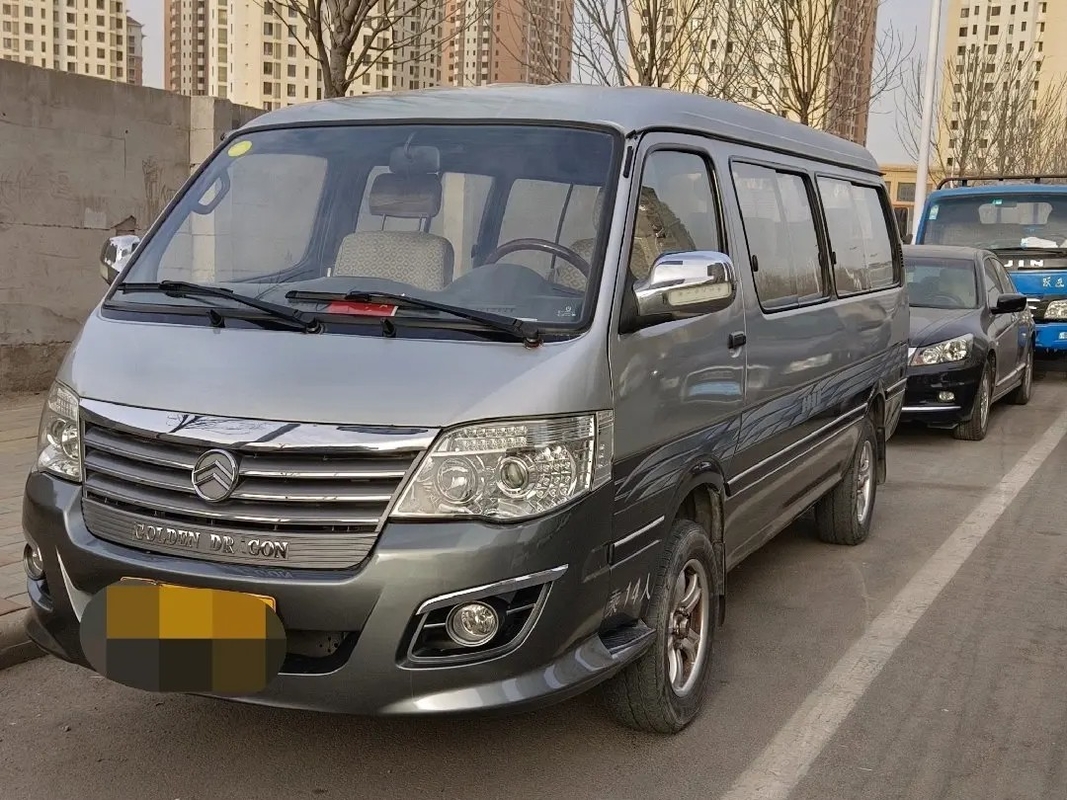 تستخدم Mini Bus Front Engine 14 مقعدًا 5.3 متر جولدن دراجون هايس XML6532 نافذة انزلاقية فضية اللون