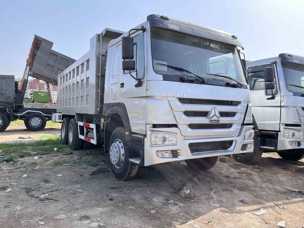 شاحنات Howo مستعملة 8 أمتار 380hp 6 سلندرات محرك ديزل EURO III 10 عجلات 6 × 4 Howo Dump Truck ZZ3257
