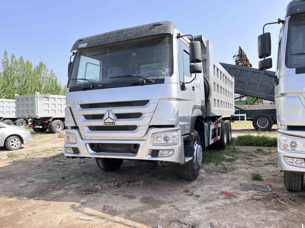 شاحنات Howo مستعملة 8 أمتار 380hp 6 سلندرات محرك ديزل EURO III 10 عجلات 6 × 4 Howo Dump Truck ZZ3257