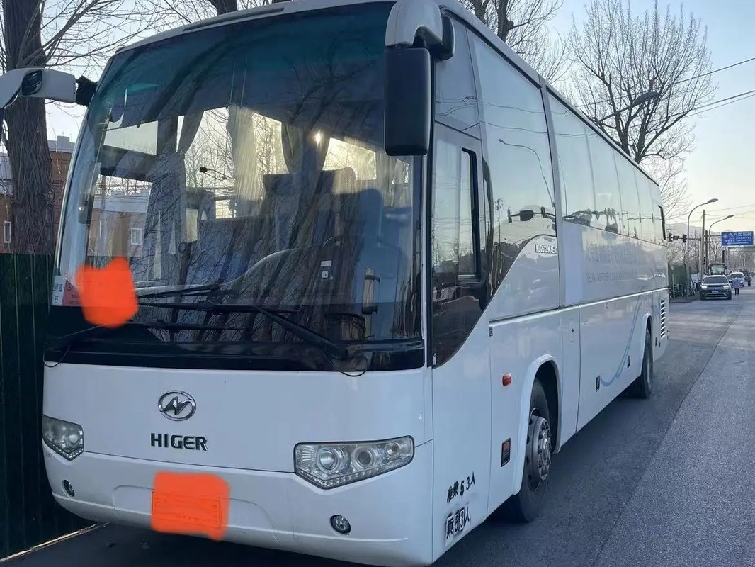 حافلة ركاب مستعملة EURO IV 53 مقعدًا مكيف هواء 330 حصان محرك 12 متر لون أبيض مستعمل KLQ6129