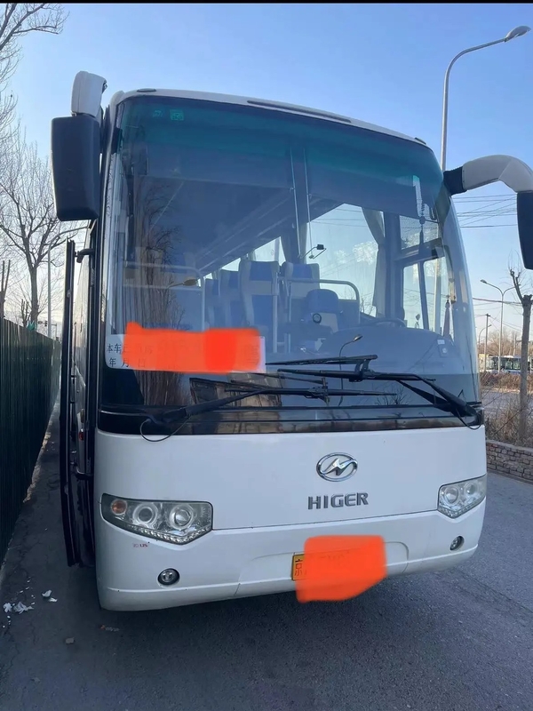 حافلة ركاب مستعملة EURO IV 53 مقعدًا مكيف هواء 330 حصان محرك 12 متر لون أبيض مستعمل KLQ6129