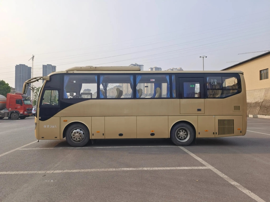 حافلة ترانزيت مستعملة اللون الذهبي 30 مقعدًا KLQ6882 باب واحد 6 سلندرات مكيف هواء يستخدم حافلة Higer