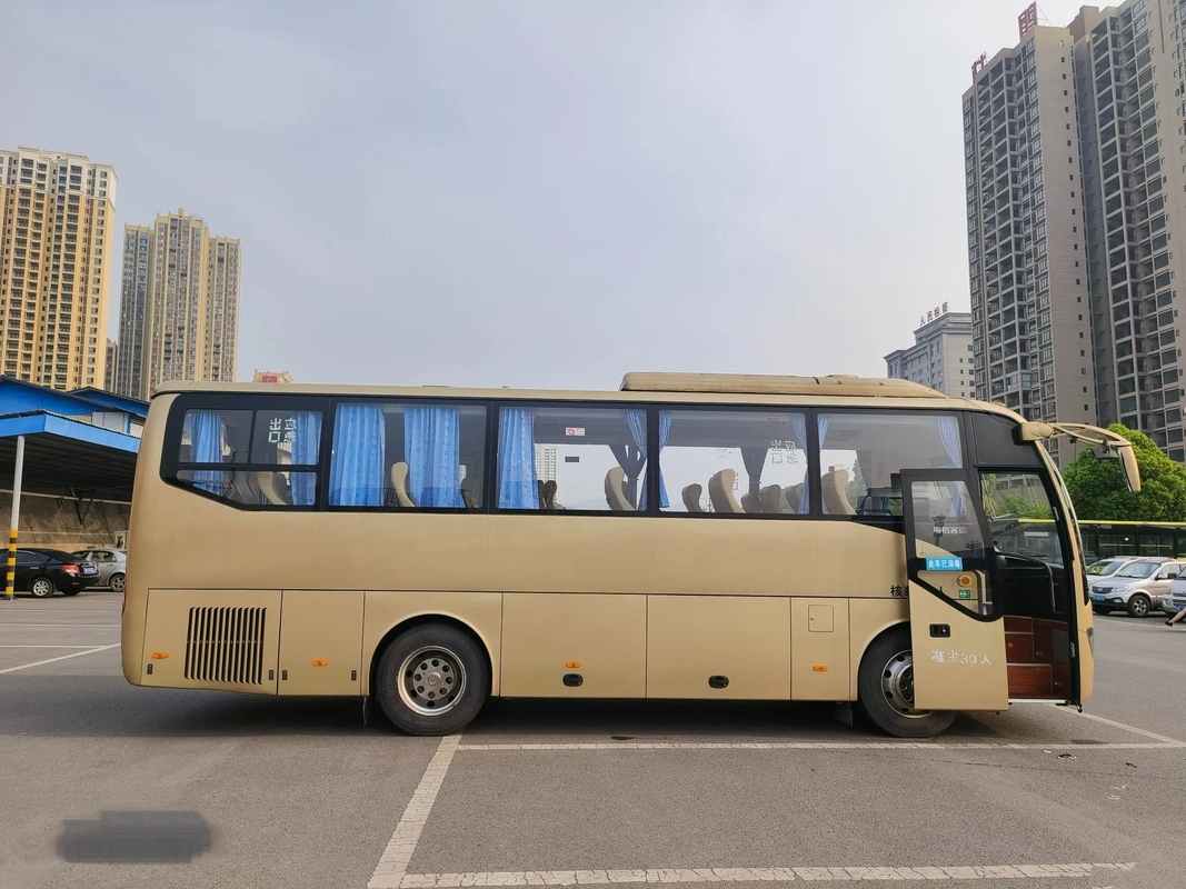 حافلة ترانزيت مستعملة اللون الذهبي 30 مقعدًا KLQ6882 باب واحد 6 سلندرات مكيف هواء يستخدم حافلة Higer