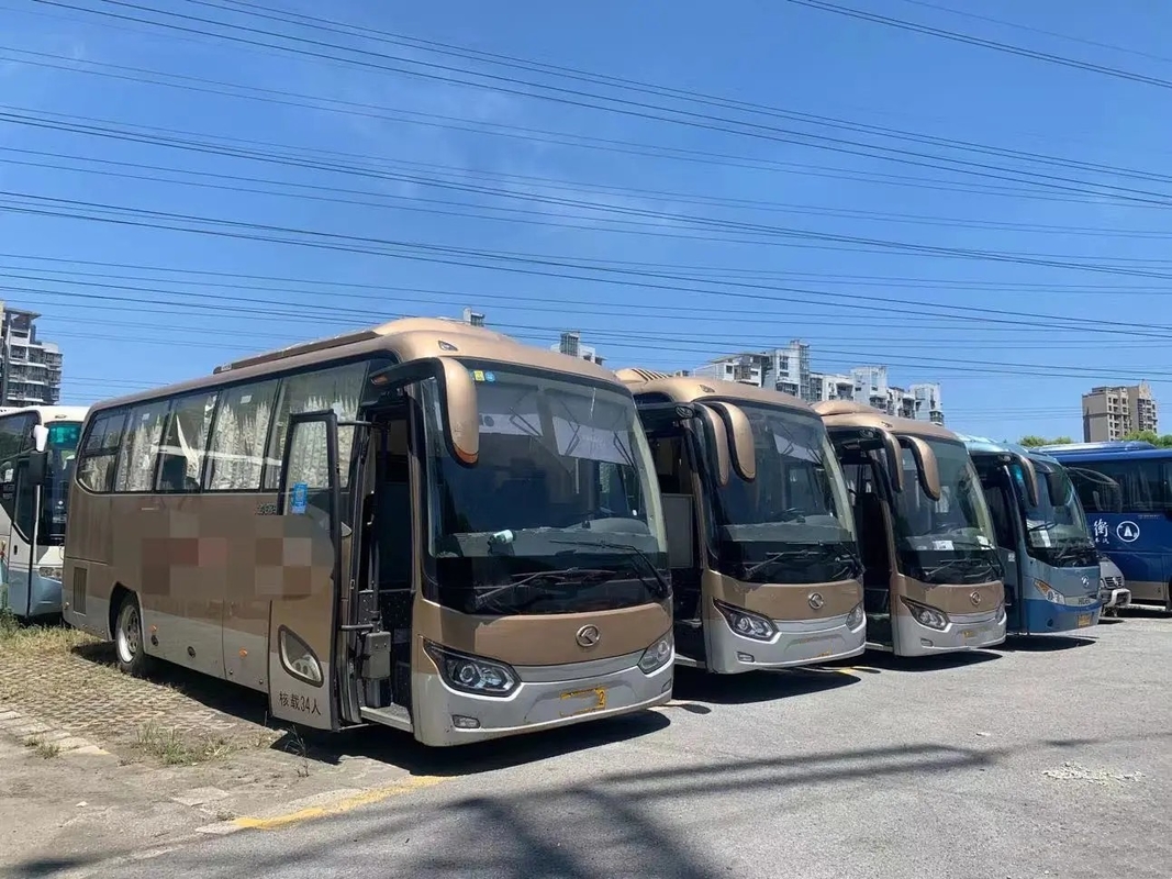 حافلة سياحية مستعملة Weichai Engine 34 مقعدًا 2018 سنة ذهبية اللون 8 أمتار اليد الثانية Kinglong XMQ6802