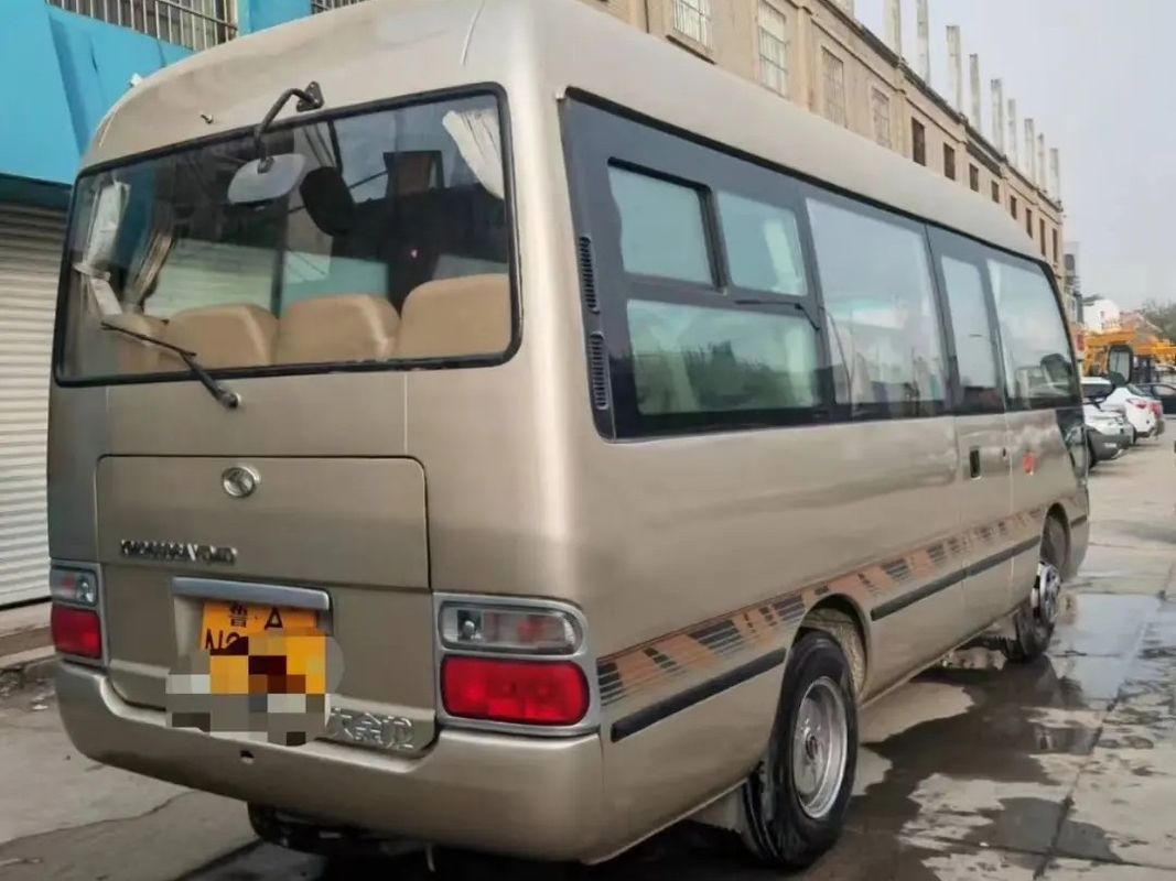 مستعمل 17 Seater Minibus 19 مقعدًا محرك أمامي مستخدم Kinglong Coaster XMQ6606 باب يتأرجح خارجي