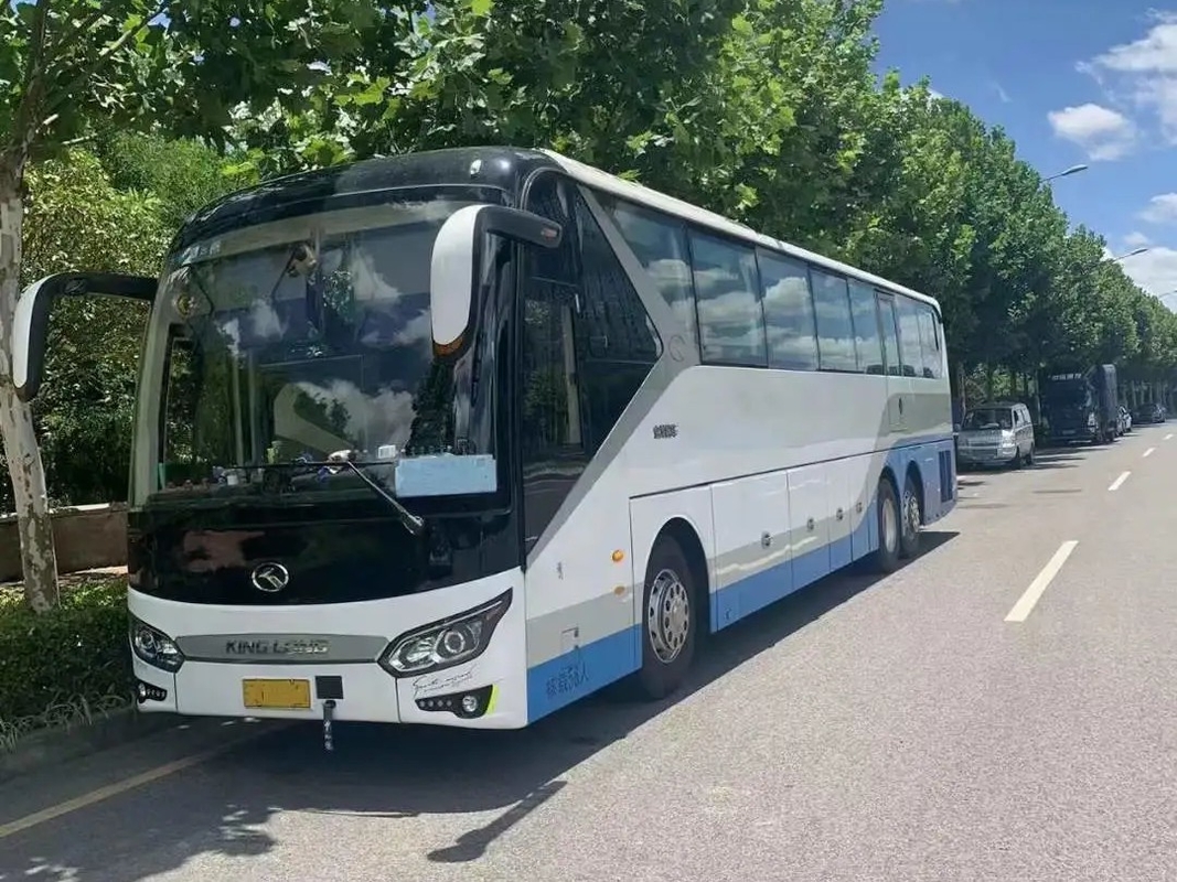 مستعملة حافلة كبيرة مقصورة الأمتعة محرك نادر 375hp 56 مقعدًا A / C حافلة Kinglong مستعملة XMQ6135 LHD / RHD