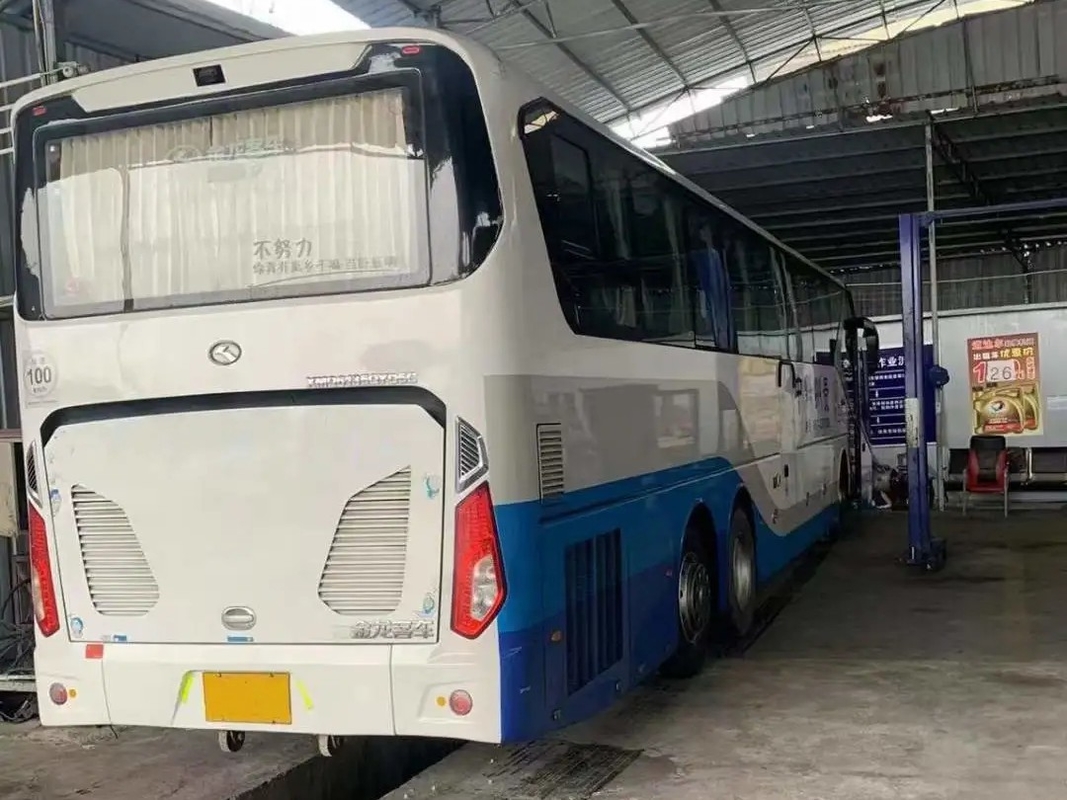 مستعملة حافلة كبيرة مقصورة الأمتعة محرك نادر 375hp 56 مقعدًا A / C حافلة Kinglong مستعملة XMQ6135 LHD / RHD