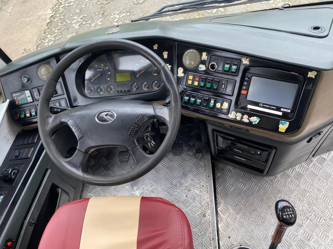 حافلات فاخرة مستعملة 51 مقعدًا لون أخضر 12000 كجم وزن كبح EURO IV Yuchai Engine Kinglong Bus XMQ6113 LHD / RHD