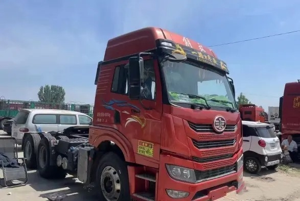 مقطورة صندوق حصان مستعملة 2021 سنة لون أحمر 6 × 4 وضع القيادة محرك Weichai 460hp مستعملة شاحنة جرار FAW