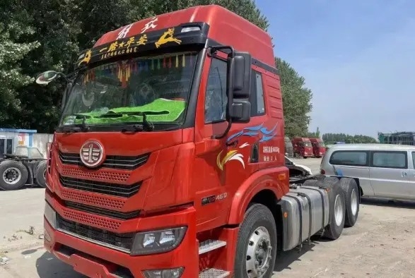مقطورة صندوق حصان مستعملة 2021 سنة لون أحمر 6 × 4 وضع القيادة محرك Weichai 460hp مستعملة شاحنة جرار FAW
