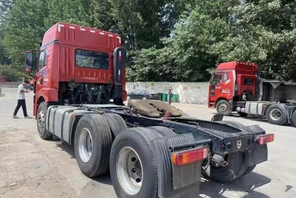مقطورة صندوق حصان مستعملة 2021 سنة لون أحمر 6 × 4 وضع القيادة محرك Weichai 460hp مستعملة شاحنة جرار FAW