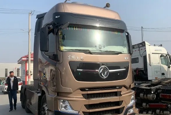 مستعملة جرار مقطورات Cummins Engine 600hp 2nd Hand Dongfeng Tractor Head 6 × 4 Drive Mode LHD / RHD