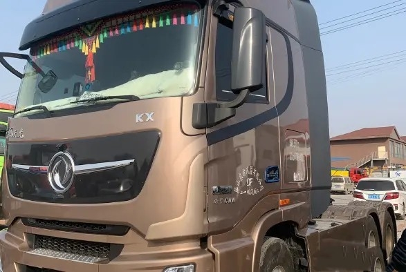 مستعملة جرار مقطورات Cummins Engine 600hp 2nd Hand Dongfeng Tractor Head 6 × 4 Drive Mode LHD / RHD