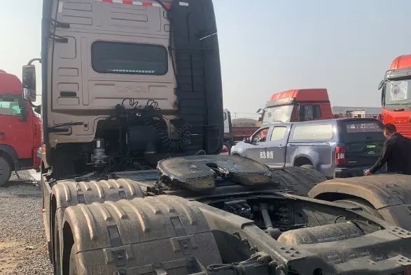 مستعملة جرار مقطورات Cummins Engine 600hp 2nd Hand Dongfeng Tractor Head 6 × 4 Drive Mode LHD / RHD