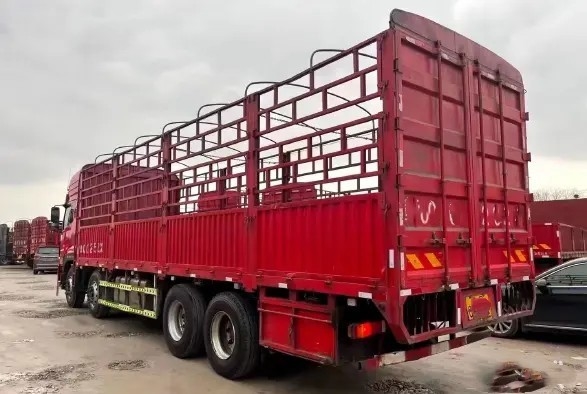 شاحنات البضائع المستعملة 17.8t تحميل مصنّف بسقف عالٍ 420hp 8 × 4 وضع القيادة 12 إطارًا علبة التروس FAST Dongfeng Lorry Truck
