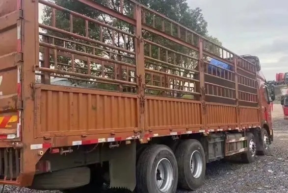 شاحنة يدوية ثانية برتقالية اللون 12 مترًا 8 × 4 وضع القيادة Yuchai Engine 6 سلندرات 420hp 2021year Dongfeng Cargo Truck