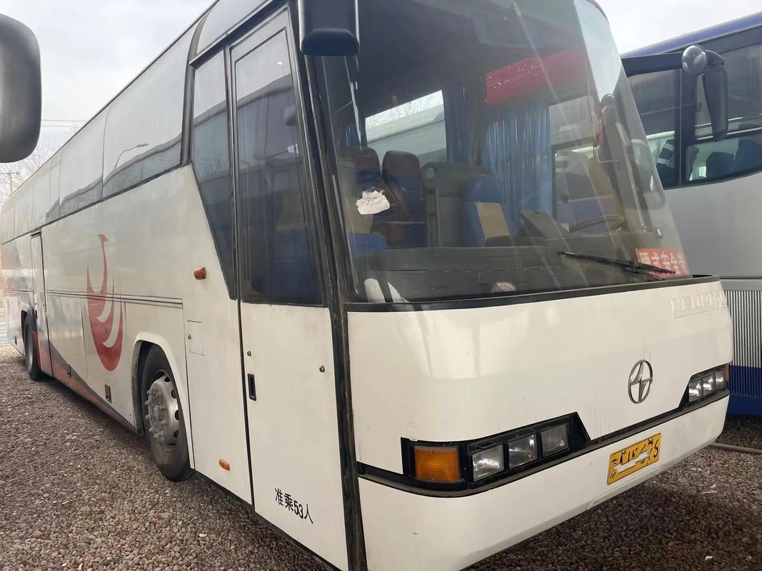 مدربين ديزل مستعملة 53 مقعدًا أبيض اللون باب واحد 6 سلندرات المحرك مع A / C اليد الثانية Beifang Bus BFC6120
