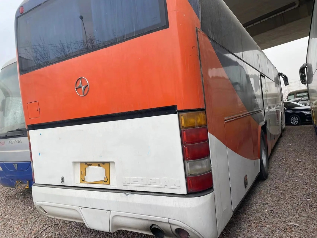 مدربين ديزل مستعملة 53 مقعدًا أبيض اللون باب واحد 6 سلندرات المحرك مع A / C اليد الثانية Beifang Bus BFC6120