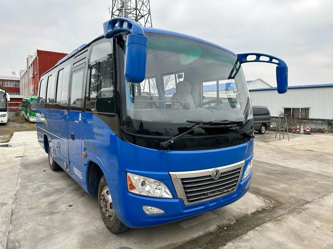 حافلة صغيرة زرقاء اللون مستعملة 25 مقعدًا محرك Yuchai 130hp نوافذ منزلقة محرك اليد اليسرى Dongfeng Bus DFA6660