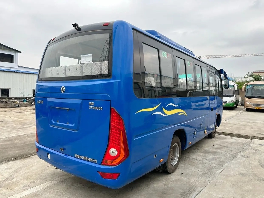 حافلة صغيرة زرقاء اللون مستعملة 25 مقعدًا محرك Yuchai 130hp نوافذ منزلقة محرك اليد اليسرى Dongfeng Bus DFA6660