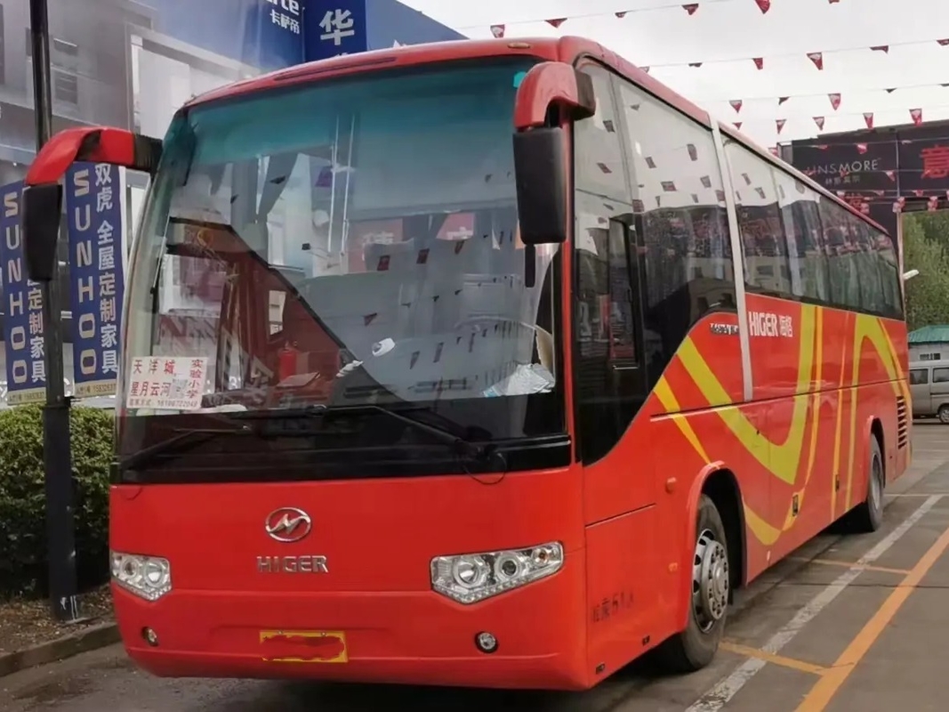 مدرب اليد الثانية باب الركاب الأوسط 51 مقعدًا اللون الأحمر 10.5 متر محرك Yuchai مستعمل Higer Bus KLQ6109