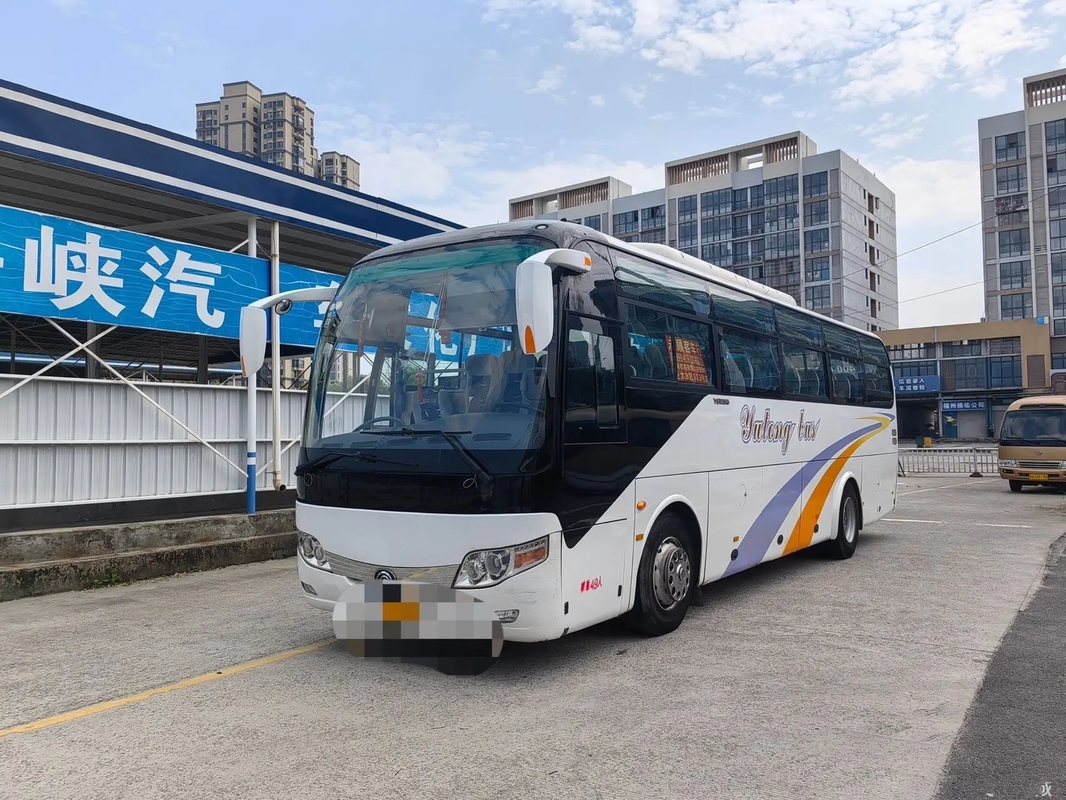 حافلات مستعملة زنبركية أوراق الشجر EURO IV 49 مقعدًا Yuchai Engine 245hp 10.5 متر اليد الثانية Young Tong Bus ZK6107