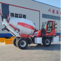 مستعملة خلاطة خرسانة Yuchai Engine 9000kg وزن السيارة الفارغة 6 أمتار شاحنة خلط ذاتية التحميل جديدة تمامًا