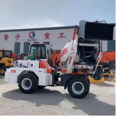مستعملة خلاطة خرسانة Yuchai Engine 9000kg وزن السيارة الفارغة 6 أمتار شاحنة خلط ذاتية التحميل جديدة تمامًا