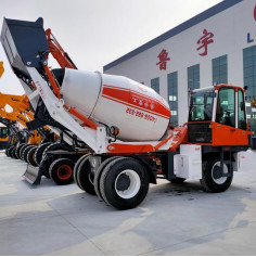 مستعملة خلاطة خرسانة Yuchai Engine 9000kg وزن السيارة الفارغة 6 أمتار شاحنة خلط ذاتية التحميل جديدة تمامًا