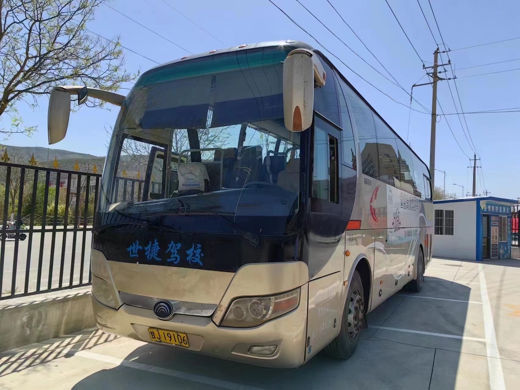 حافلة مستعملة 47 مقعدًا بأبواب مزدوجة ومكيف هواء للنافذة باللون الذهبي تستخدم Yutong Bus ZK6107