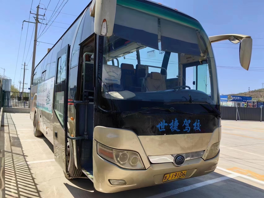 حافلة مستعملة 47 مقعدًا بأبواب مزدوجة ومكيف هواء للنافذة باللون الذهبي تستخدم Yutong Bus ZK6107