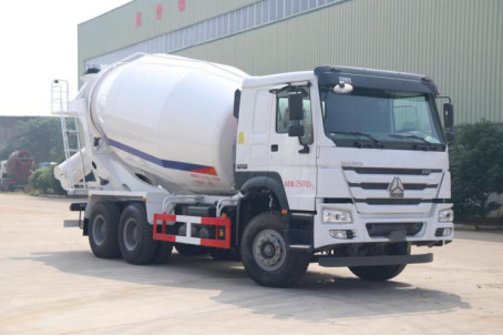 شاحنات خرسانة مستعملة 6 × 4 نموذج محرك LHD Sinotruck Howo Cement Mixer Truck EURO IV تحميل 8 طن