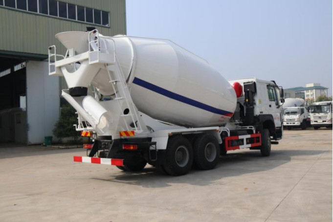 شاحنات خرسانة مستعملة 6 × 4 نموذج محرك LHD Sinotruck Howo Cement Mixer Truck EURO IV تحميل 8 طن