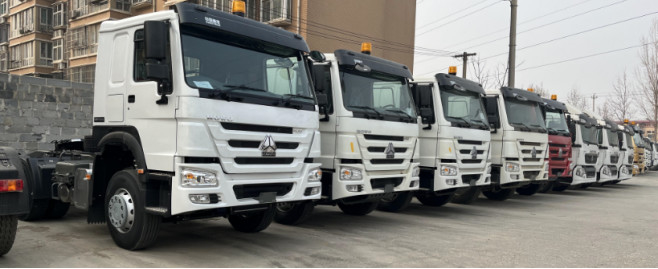 مستعملة شاحنات ديزل لون أبيض 6 × 4 محرك نموذج Weichai Engine 430hp 12 Gears Standard Cabin Howo Tractor