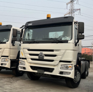 مستعملة شاحنات ديزل لون أبيض 6 × 4 محرك نموذج Weichai Engine 430hp 12 Gears Standard Cabin Howo Tractor
