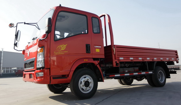 شاحنات صغيرة مستعملة 4 × 2 وضع القيادة تحميل 4-6 طن محرك اليد اليمنى Sinotruck Howo Lorry Truck