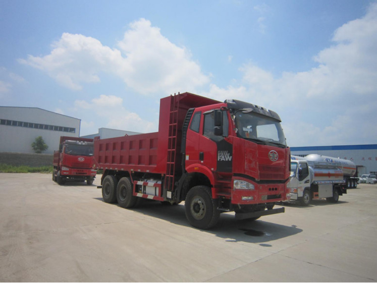 مستعملة شاحنات قلابة 6 × 4 وضع القيادة كابينة مسطحة EURO II Emission Standard 6 سلندرات FAW قلابة شاحنة RHD