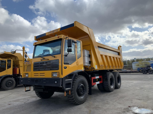 شاحنة قلابة للتعدين PX95 FAST علبة التروس محرك Weichai 530hp 6 × 6 محرك كامل قابل للانعكاس بكابينة إزاحة عريضة للجسم