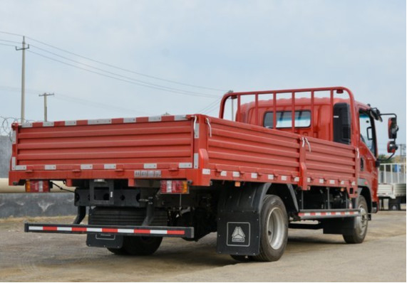 شاحنات الوقود المستخدمة Sinotruck Howo Cargo Truck تحميل الوزن 8-10 طن 4 × 2 وضع القيادة محرك اليد اليمنى