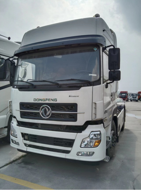 شاحنات الجرارات المستعملة Euro 5 DONGFNEG 4X2 Drive Mode رأس جرار 465hp إجمالي كتلة الجر 30 طن LHD