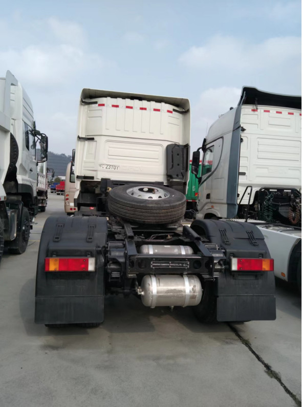 شاحنات الجرارات المستعملة Euro 5 DONGFNEG 4X2 Drive Mode رأس جرار 465hp إجمالي كتلة الجر 30 طن LHD