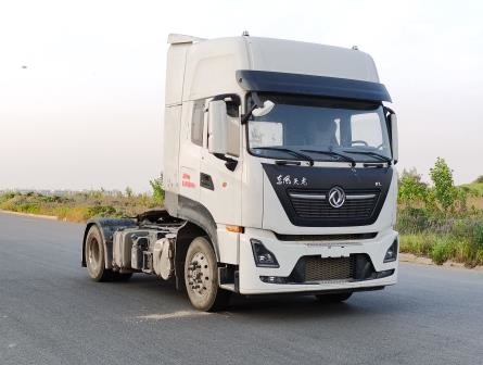 شاحنات الجرارات المستعملة Euro 5 DONGFNEG 4X2 Drive Mode رأس جرار 465hp إجمالي كتلة الجر 30 طن LHD