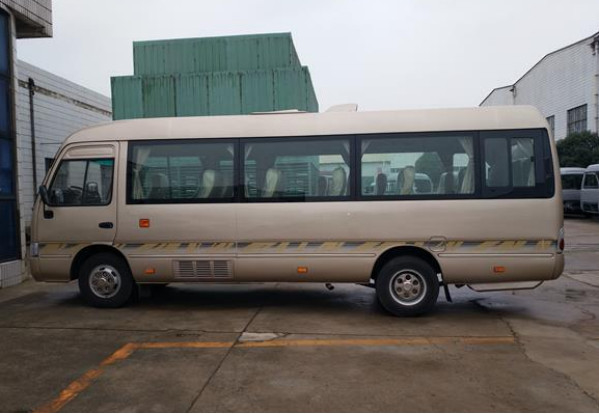 تستخدم الحافلات الصغيرة العلامة التجارية الصينية Mudan Minibus 23 مقعدًا على المقود الأيمن