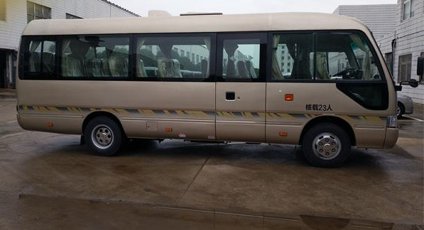 تستخدم الحافلات الصغيرة العلامة التجارية الصينية Mudan Minibus 23 مقعدًا على المقود الأيمن