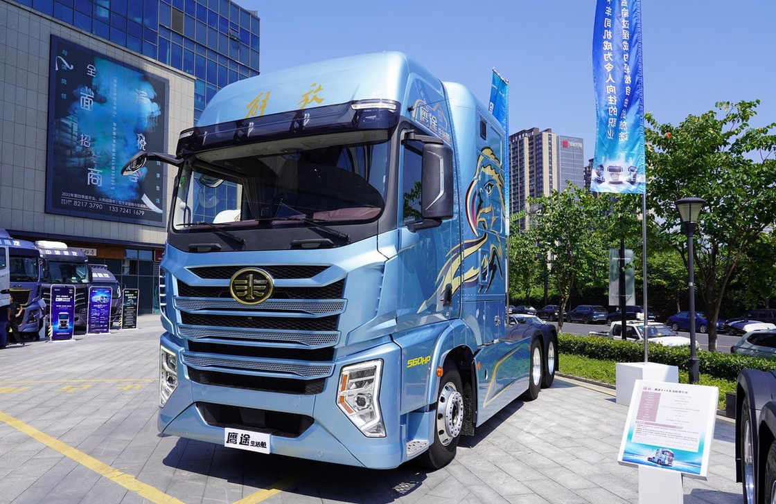 جيفانغ 6x4 جرار شاحنات غرفة المعيشة كابين بول لون 560 حصان محرك CA 10 إطارات LHD