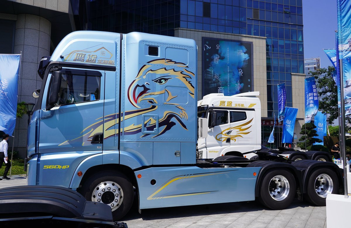 جيفانغ 6x4 جرار شاحنات غرفة المعيشة كابين بول لون 560 حصان محرك CA 10 إطارات LHD